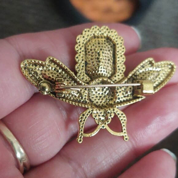 Elegant Green Rhinestone Bee Brooch - Picture 2 of 4
